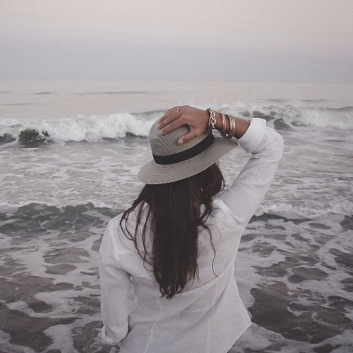 Give me a follow and i will give you two. Me gusta el sol, me gusta el mar, me gustan las personas y los animales, quiero disfrutar de la vida y compartirla.