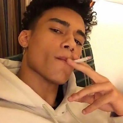 13rpgzma's profile picture. cest dur d'écrre à une main qiand on sbranl e