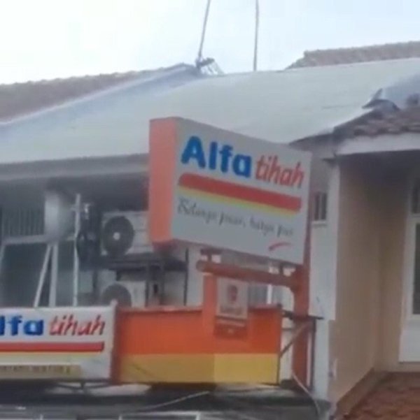 Nunngu tarawih sambil main HP