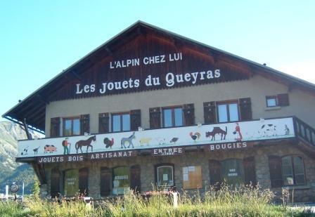Fabrique de jouets, jeux et objets en bois de montagne, pour la maison, déco pour le bureau, chambre, cuisine. Jeux en bois pour les enfants et la famille.