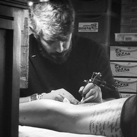 Tatuador de diferentes estilos.
Pintor especializado en retratos y realismo al óleo.