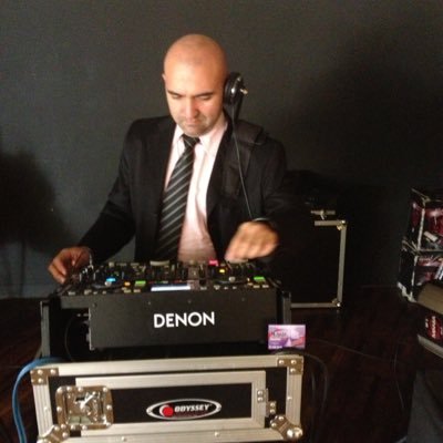 Djs para toda clase de eventos corporativos y sociales.Servicio de sonido e iluminación pantallas y grupos musicales.Contáctame al 0414-1004612.