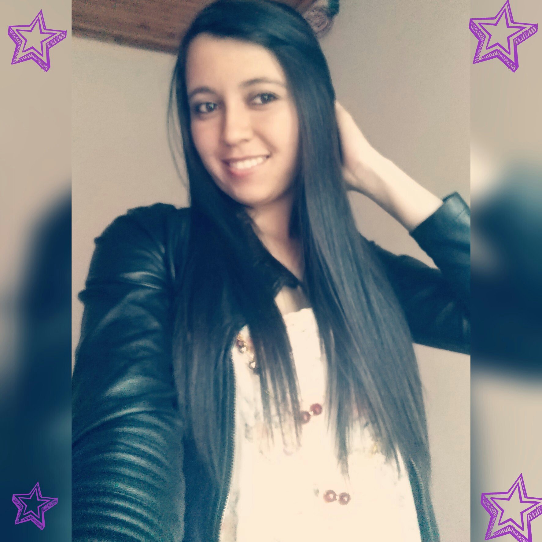 Comunicador social, amo la música, fotografía y muy enamorada, feliz de la vida