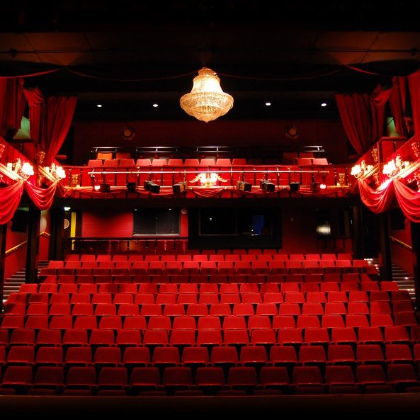Compte Officiel d'un Blog Parlant de Théatre (principalement),de cinéma,de rencontres... La Devise : Critiquons De Tout Et De Rien...Ensemble !!