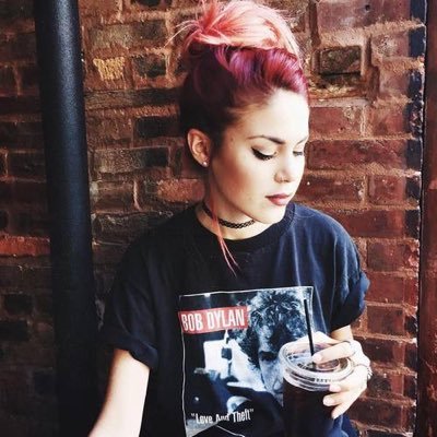 LuannaPerez_rpg's profile picture. rpgcmre : Luanna (Lua pour les intimes) ; maquilleuse, bi.