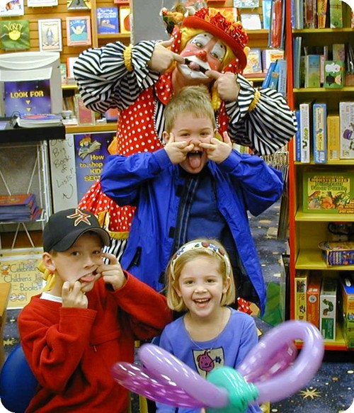 Margaret Clauder is an award winning children's entertainer. She works as a ventriloquist, puppeteer, storyteller, balloon artist and face painter in the USA.
