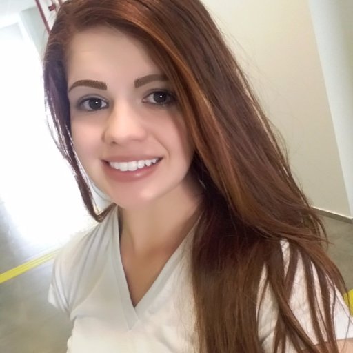 Não sou perfeita,mas tenho meus encantos  ;)   Taurina,louca,amo música,enfermeira.