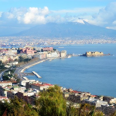 Un profondo amore per la città di Napoli, la voglia di condividere le sue bellezze con gli altri, l' onore di esserci nato, il desiderio di poterci ritornare...