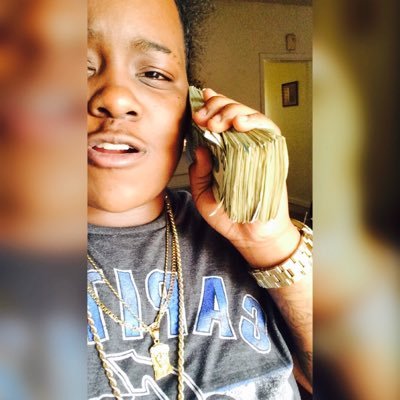 You niggas hustling to be seen, I'm hustling to disappear ‼️ 10 toes down ⬇️ #FreeSB #RIPNitty #RIPNikki