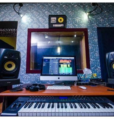 Official Twitter of #KlinmixRecordingStudio
Dial+2348023504696
@gbadeofGod #MusicProducer #IBCity