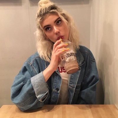 maryrpguony's profile picture. on s'aimait avec maladresse et baisait avec romantisme, on s'envoyait en l'air jusqu'à oublier que nos pieds étaient sur terre.