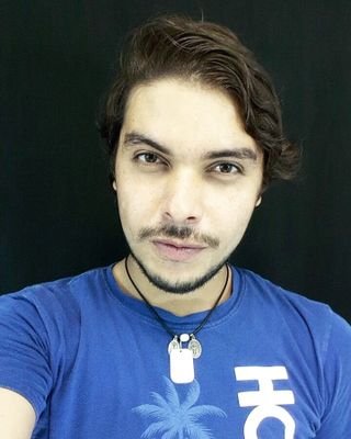 31 años, Licenciado en Comunicación Social mención Corporativa y Odontólogo frustrado.