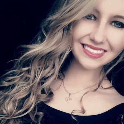 Feliz ou não, a lei da vida é seguir em frente com a cabeça erguida e superar tudo o que está por vim.