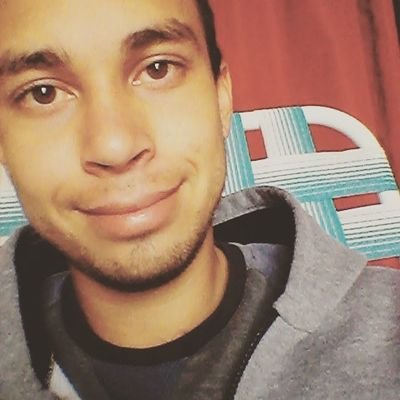 20//Un nuevo año, nuevo comienzo nuevas metas.// No dejes que otros te hagan menos.//Recuerda vales mucho.