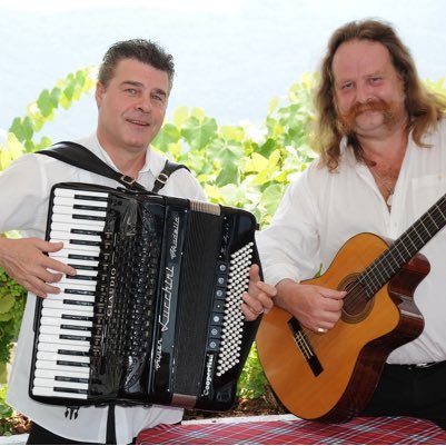 Duo composto da Giorgio Rossi alla chitarra e canto e Claudio Dotta alla Fisarmonica. Musica principalmente da intrattenimento per ogni tipo di festa o evento