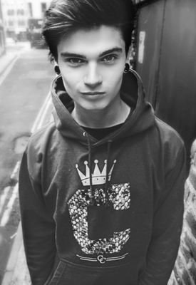 rpwithchris_'s profile picture. 