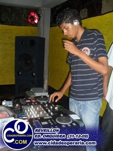 dj and produtor 
meigo carinhoso 
simpatico 
um bb...