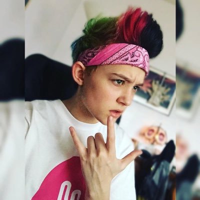 Yo! ✌️ Names Justin. I'm sixteen years old. I'm a twin to two other brothers. FtM/Him/He. I love to do musical lys and inspire people to be them. Parody/Rp/