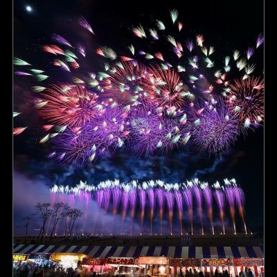 毎年11月23日(祝)18時打ち上げ開始〔雨天決行〕長野駅から徒歩約20分、シャトルバスで約10分の長野大橋西側にて。目の前で花火を見られる椅子席の有料観覧席を1名1席4,200円で販売!詳細はホームページをご覧ください。恐れ入りますがメンションにはお答えできません。お問合わせはホームページからお願いします。