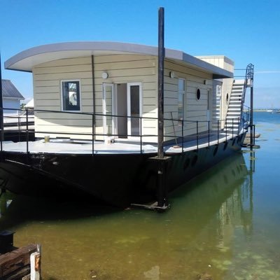 The UK's most luxurious houseboat, available for holiday hire. Voted by Guardian Top 10 'boat-hotels' in Europe, Country Living's favourite romantic retreat.