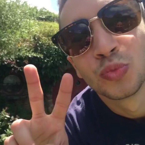 blurryfaceeeeee's profile picture. salutations |-/