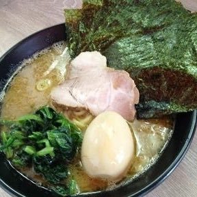 関西家系No.1✨大阪唯一の醸造メーカー大醤を使用した大阪醤油❗️豚ガラ鶏ガラを大量に煮込んだ口当たりのよい旨み爆発スープ💥スープに合わせた酒井製麺🥢極旨煮豚🍖週3食べれる家系ラーメン目指してます。 スタッフの人ガラも最高です。 通販サイトhttps://t.co/WiJYAVbvbr