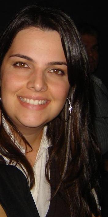 RP e Administradora, 26 anos, falo com as mãos, sou maluca por organização e se for  guaraná, com gelo e limão, por favor.