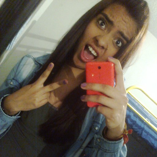 Lil_Csst's profile picture. En un mundo de plástico y ruido, quiero ser de barro y de silencio.