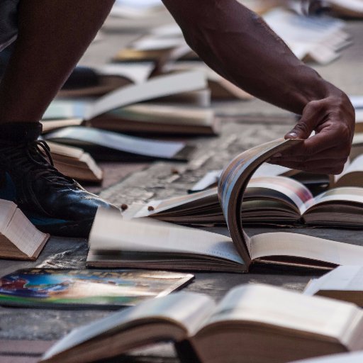 Intervención con libros en el espacio público desde @ProyeCColectivo