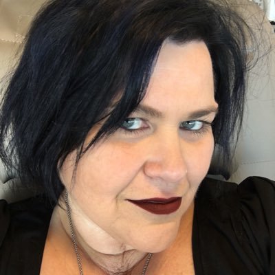 girl_on_edge's profile picture. 