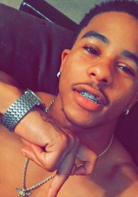 I'm single I'm still looking for the right girl football player very athletic and I'm smart I keep itwith a smile on my face