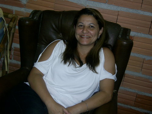 Sou uma mulher que ama sua família e seus amigos e que adora viajar.