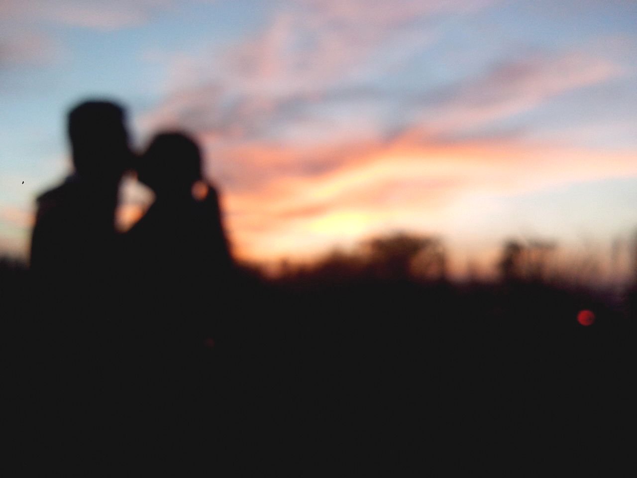 Cada vez que te enamores no expliques a nadie nada, deja que el amor te invada sin entrar en pormenores.