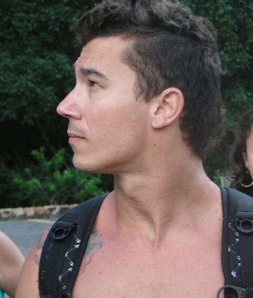 Se eu pretendia mudar o mundo, ou simplesmente conquistá-lo, eu deveria começar por onde mesmo? Ah tá.