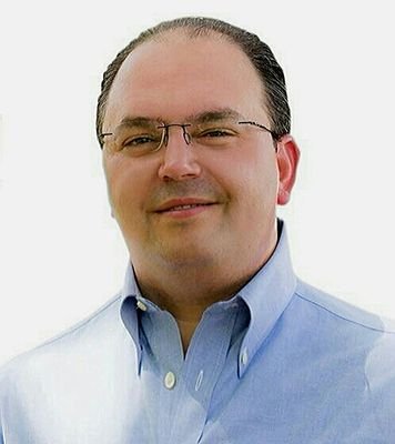 Emprendedor | Politico Social | Padre | Esposo |