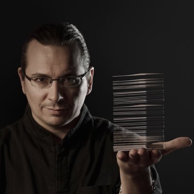 Magicien - Créateur ayant vendu plus de 100.000 tours aux magiciens à travers le monde ! Consultant pour David Blaine, Dynamo, David Copperfield, Troy, Yif...
