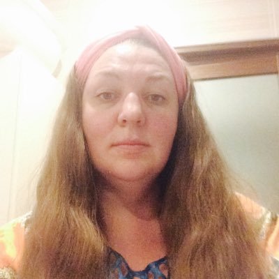 Не подхожу к людям ближе, чем они позволяют, и не подпускаю к себе ближе, чем они этого заслуживают.