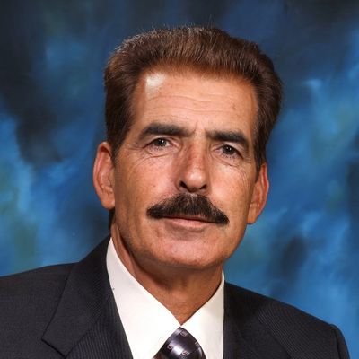 من هستم چون دارم زندگی میکنم محتاج محبتم وعشق ورزیدن