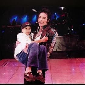 taylancia's profile picture. falo sozinha, assisto desenho e amo bigode de gatos 
O amor é tudo que precisamos ❤