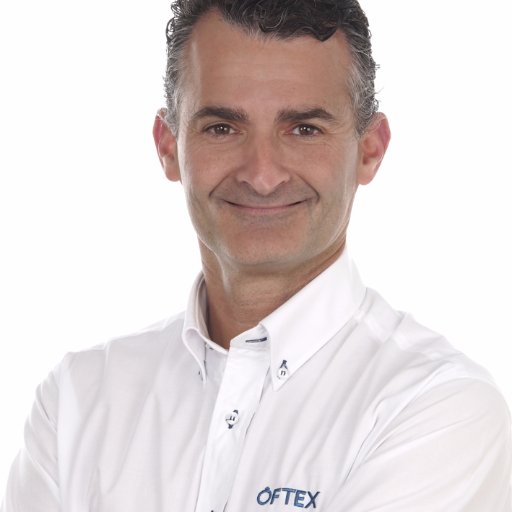 Me dedico a ayudar a las empresas a exportar sus productos y soy aficionado al tenis.