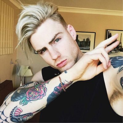 __tdsx's profile picture. 〔 25% 〕「Model, australian, gay.」『#Sexrol #Versatil』