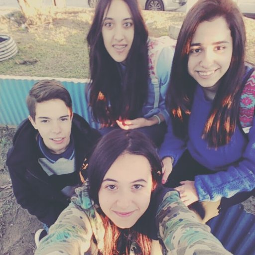 Somos chicos como vos, con grandes sueños. :) Ro~Ale~Jacki~Cristian.