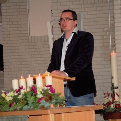 Echtgenoot, vader van 2 zoons, eigenaar Gomballenfabriek; handel in tweedehands boeken. Buurtpastor bij Halte 2717, onderwijsman