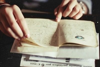 Не ешь груши, они очень сочные, пачкают подбородок. Это очень важно. Запиши это.