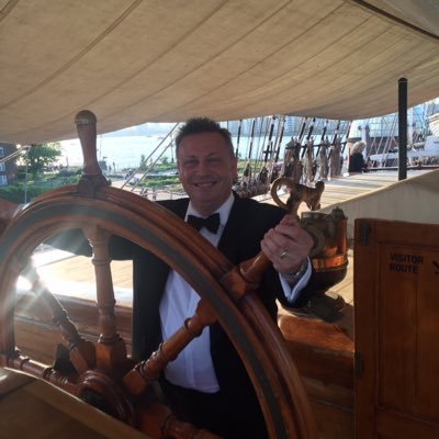 family man, sport fan (WHUFC, Patriots & Red Sox), loves casual dining trends and cool ways to serve food & drinks.