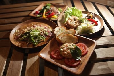 WOODに囲まれ、笑顔に囲まれ、上質な音楽に包まれるOUTDOOR DINING LOUNGE
『KAMIKAZE LODGE』
厳選された日本酒、焼酎、カクテル、ワインにシャンパンなどお酒の数は数百種類
フェスやキャンプをしながら食べ集めたオーガニックナチュラルフードをお楽しみください