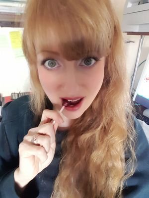 B.A.Hons @The_GSA ❤s The Arts & all things creative; kitchen-garden-history-countryside-cities-travel-animals. Reiki 2. Sings a bit! M.E/CFS