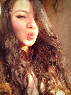 Encantadora,graciosa,sarcástica,inteligente,lectora...y por cierto, amo cantar.