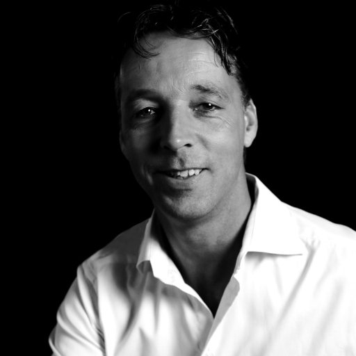 Ik ben nieuwsgierig, gedreven, oplossingsgericht en zoek naar de kansen. Ik laat mezelf graag inspireren door anderen.
Motto: Kan niet bestaat niet