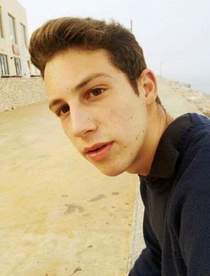 Ouve, não me oiças. Morre. Olá, Boa noite. O meu nome é N-n-n-não interessa e eu costumava escrever umas coisas.